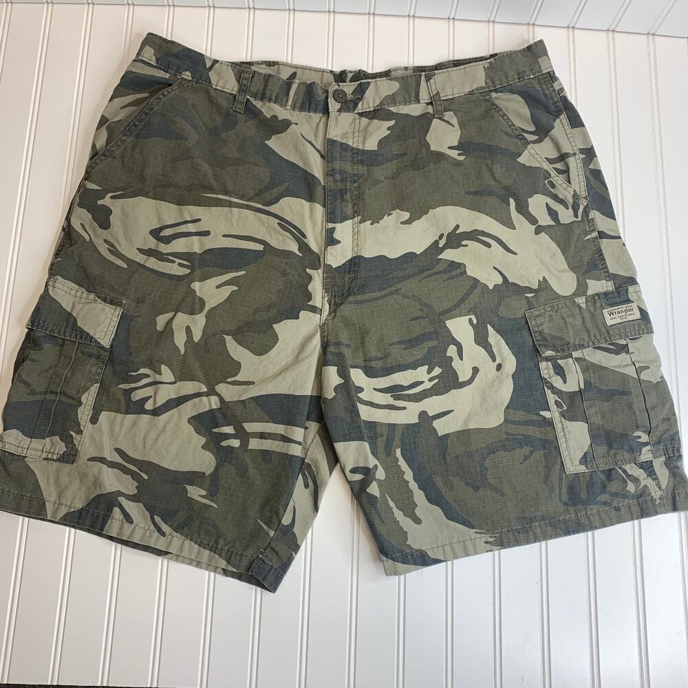 Wrangler Camo Green Cargo Shorts. Sz 40